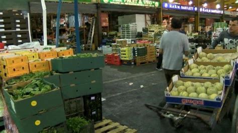 Birmingham Wholesale Market traders look ahead to move - BBC News