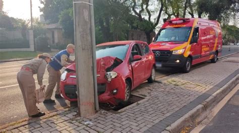 Motorista bate carro contra poste e fica ferida em Curitiba distração