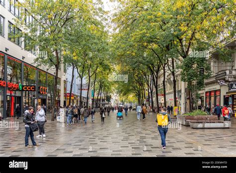 Mariahilfer Straße In Wien Österreich Europa Shopping Street