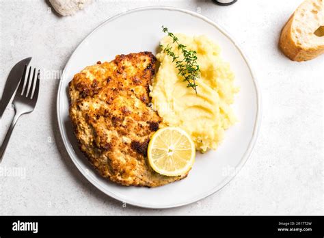 Schnitzel alemán con puré de patatas frescas limón y tomillo de cerca