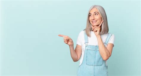 Mulher De Meia Idade De Cabelos Brancos Sorrindo Feliz E Sonhando