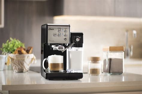 Cafeteira Espresso Primalatte Evolution Prata Inox V Oster Gelox