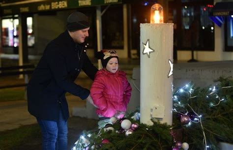 U Pitoma I Uz Pjesmu Veselje I Radost Upaljena Tre A Adventska Svije A