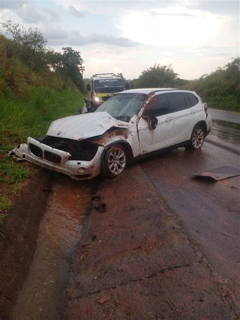 Sob Chuva Motorista Perde O Controle Da Dire O E Carro Atinge