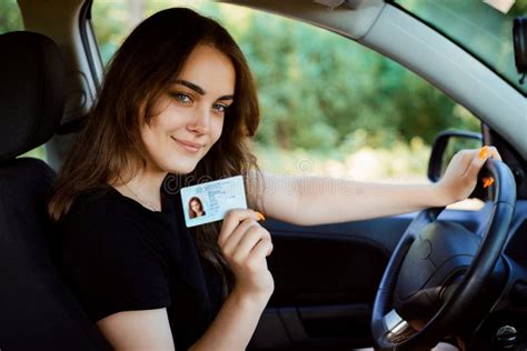 La Mujer Tiene Permiso De Conducir Y Se Siente Muy Feliz Y Emocionada