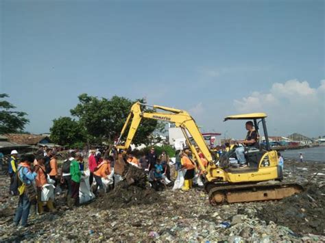 Dpupr Banten Turunkan Personil Bersihkan Tumpukan Sampah Di Pantai