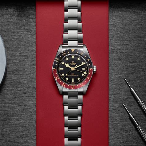 tudor black bay  gmt  mm steel case black  burgundy