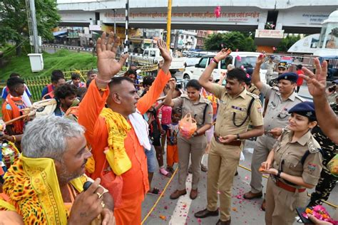 कांवड़ यात्रा उत्तराखंड पुलिस प्रशासन ने कांवड़ियों पर बरसाए फूल