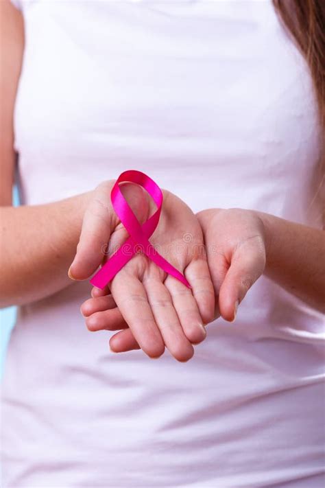 Donna Con Il Nastro Di Consapevolezza Del Cancro Al Seno Sulle Mani