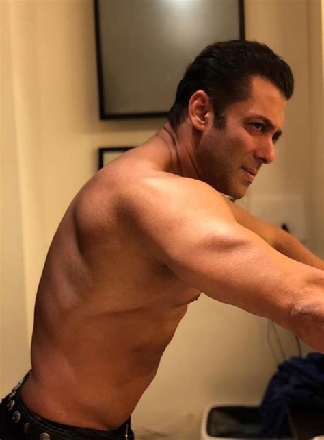 Salman Khan Goes SHIRTLESS Flaunts His Chiselled Body During Beast