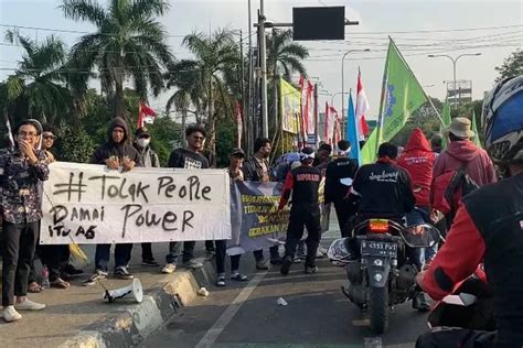 Longmarch Buruh Di Kota Bekasi Disambut Aksi Demo Mahasiswa Ada Yang