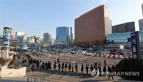 서울역광장 끝까지 줄 선 시민들 연합뉴스