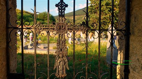 Cementerio Parroquial De Serranillos Del Valle Entre Piedras Y Cipreses