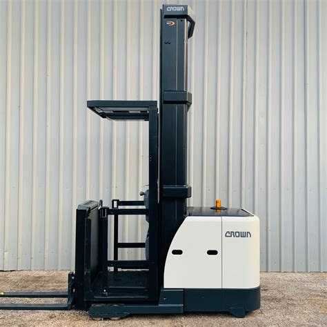 Crown Sp Electric Forklift Man Up Order Picker