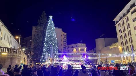 Si Accende Il Natale A Pordenone Casette In Legno Concerti E Pista Da