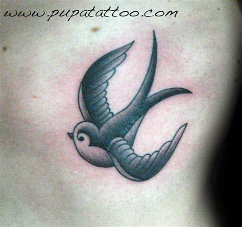 Tattoo y Piercing en Granada: Tatuaje golondrina Pupa Tattoo Granada