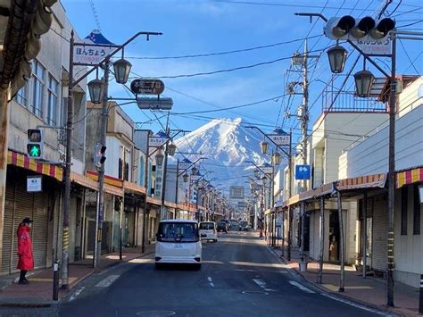 又一觀光亂象！遊客闖十字路口拍富士山 市長「很困擾」 太報 Line Today