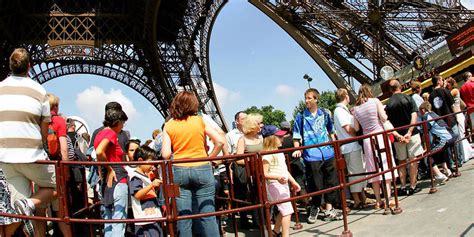 Les Touristes Priv S De Tour Eiffel En Raison D Une Gr Ve Le Point