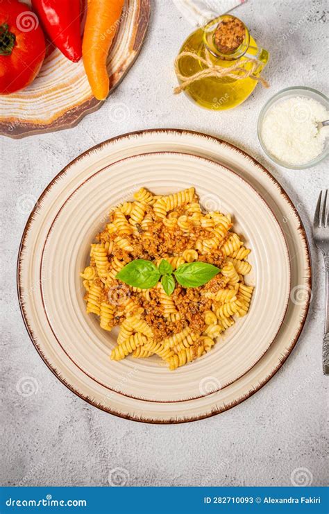 Fusilli Pasta Con Queso Y Albahaca A Base De Salsa De Tomate Picado