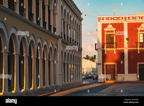 El sol se pone sobre la arquitectura colonial española de la Plaza de