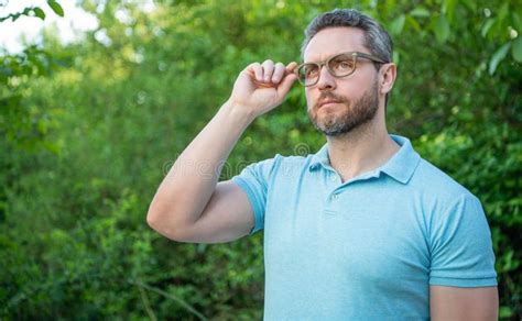 Aspecto Del Hombre En El Espacio De Copia De Gafas Hombre Mira En Los